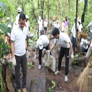 चिंगरापगार जलप्रपात स्थल को स्वच्छ रखने कलेक्टर, डीएफओ और जिला सीईओ ने थामा झाडू 1 सफाई अभियान चिंगरापगार 4 MLExR6Q88o