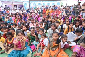 विकसित भारत संकल्प यात्रा की प्रचार वैन पहुंची, ग्राम कोदोबतर और मालगांव, केंद्र सरकार की विभिन्न योजनाओं की दी गई जानकारी 2 IMG 20231217 WA0079