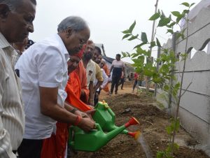 गुरुकुल परंपरा भारतीय संस्कृति का अभिन्न अंग है: स्कूल शिक्षा मंत्री बृजमोहन अग्रवाल 2 वृक्षारोपण