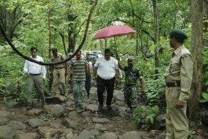 मनोरम दृश्य चिंगरापगार जलप्रपात: रिमझिम बारिश में कलेक्टर, एसपी जलप्रपात स्थल का किया औचक निरीक्षण ,110 फीट की ऊंचाई से गिरता झरना 1 चिंगरापगार जलप्रपात