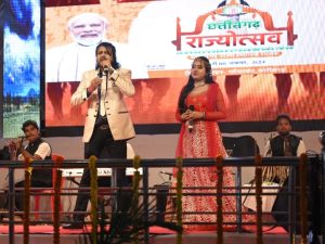 जिला स्तरीय राज्योत्सव में नितिन दुबे ने बांधा शमा, चंदा रे.. रायगढ़ वाले राजा.. हाय मोर कोचई पान.. गीत पर जमकर झूमे लोग 1 नितिन दुबे