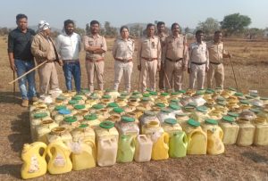 100 लीटर कच्ची शराब व 2400 किग्रा महुआ लाहन जब्त 1 कच्ची शराब